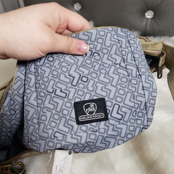 Travelon Anti-Theft RFID-Blocking Cross-Body Bag - Picture 8 of 14